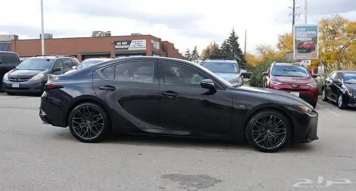 للبيع لكزز IS500 موديل 2023 فل موصفات وارد كندا 4