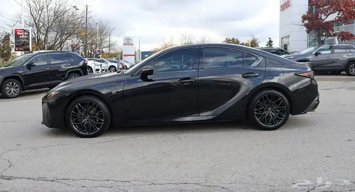 للبيع لكزز IS500 موديل 2023 فل موصفات وارد كندا 1