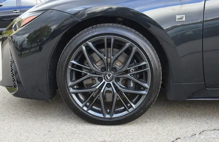 للبيع لكزز IS500 موديل 2023 فل موصفات وارد كندا 3