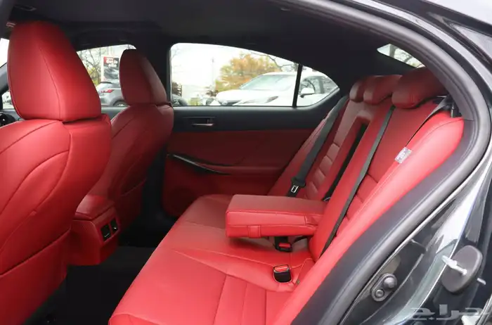 للبيع لكزز IS500 موديل 2023 فل موصفات وارد كندا 7