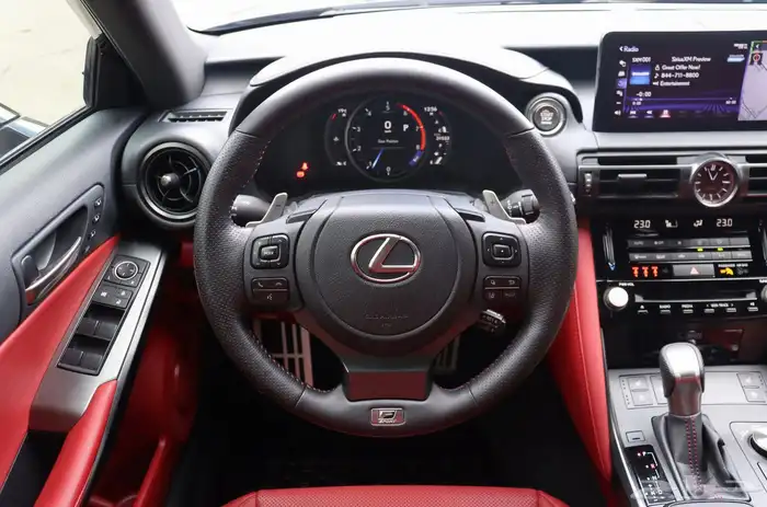 للبيع لكزز IS500 موديل 2023 فل موصفات وارد كندا 9