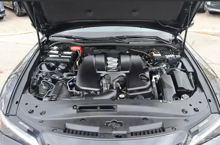 للبيع لكزز IS500 موديل 2023 فل موصفات وارد كندا 5