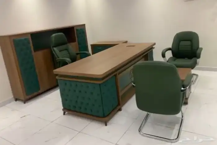 طاولة مكتب  كراسي  خزانات  كرسي انتظار  أرائك متاحة 20