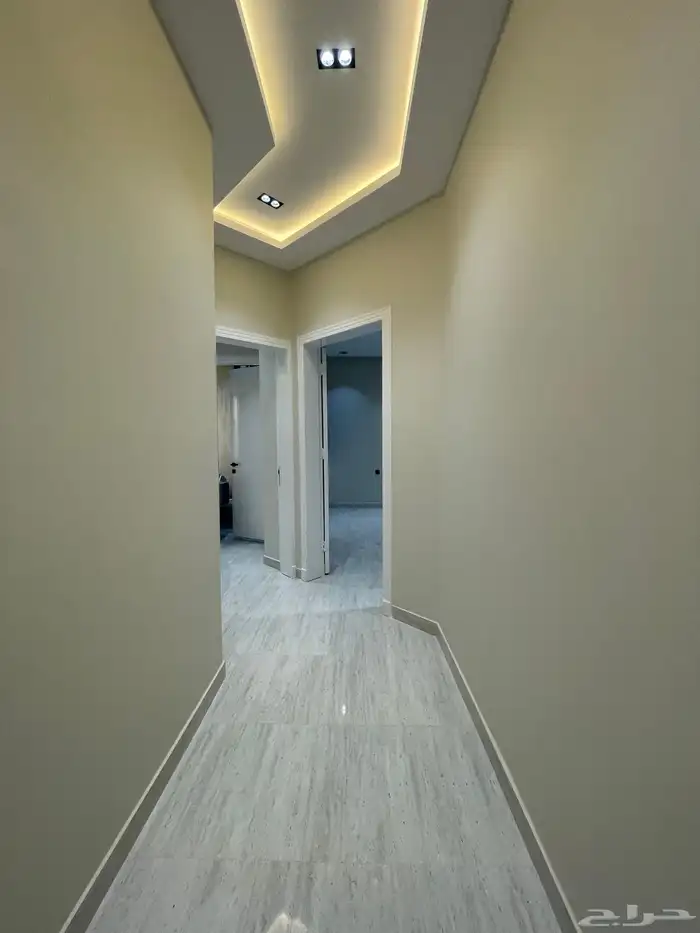 فيلا روف دور ثانى مع ملحق بدرج خارجى باالقرب من نادى ضمك 17