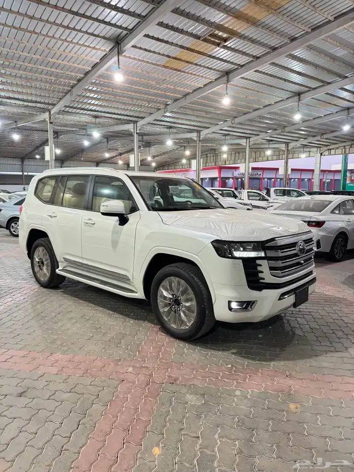 تويوتا لاندكروزر GXR4 بنزين 2025 1