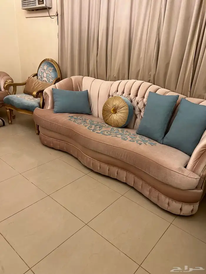 كنب للبيع نظيف وجميع مخادة معه 2