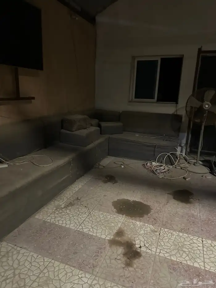 كنب وطاولة قديمه مجانا 2