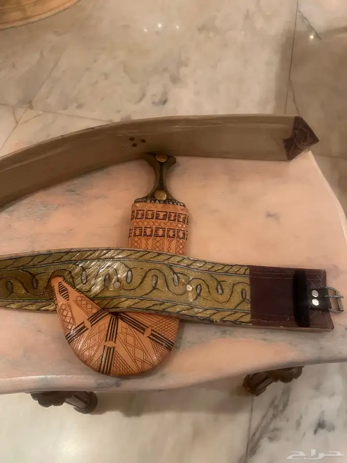 جنبية يمنية مع بيتها 0