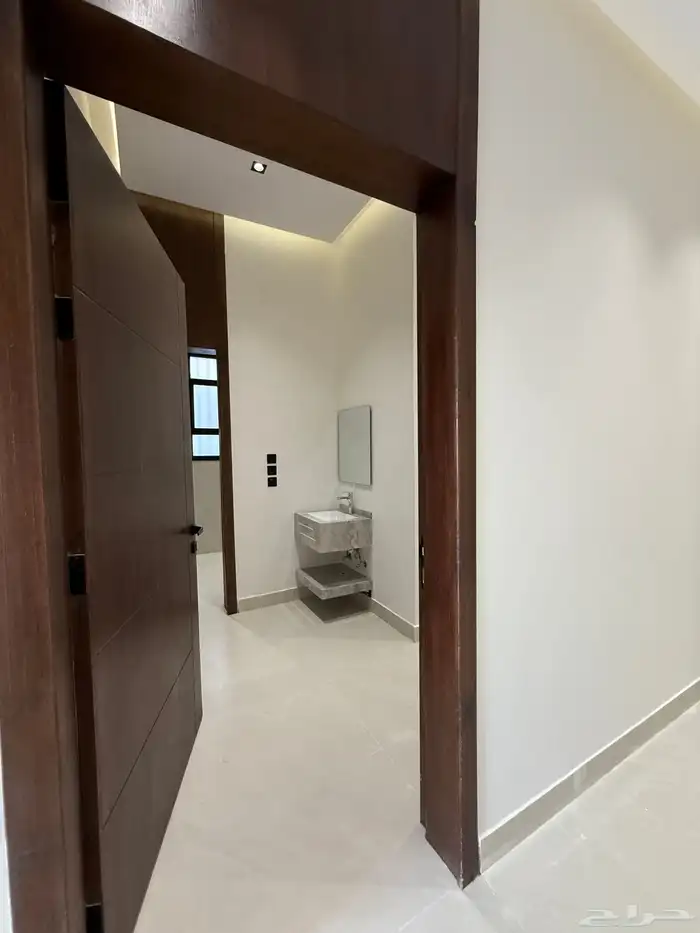 للبيع شقق وارواف علويه بالقرب من الاستاد الرياضى المحاله 42
