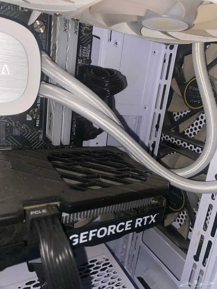 بي سي ابيض وقوي مع شاشه 180 هيرتز وكيبورد وماوس 2