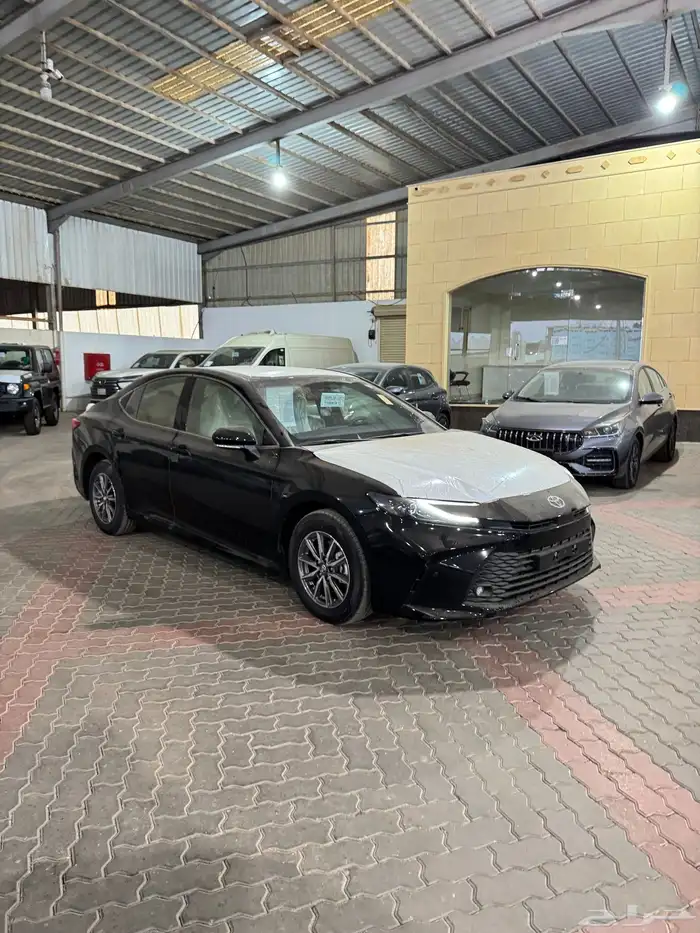 تويوتا كامري E بنزين 2025 1