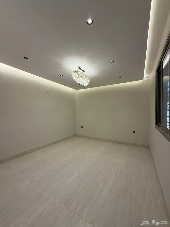 للبيع شقه ارضيه ببايكة سيارة ف حي المصيف مقابل نادي ضمك 5