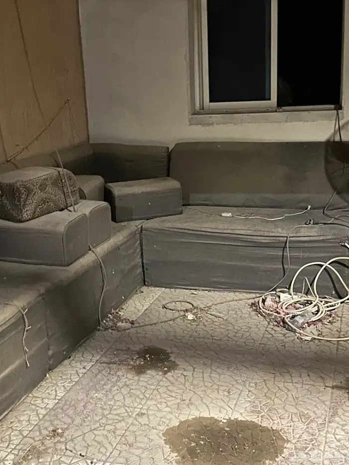 كنب وطاولة قديمه مجانا 3