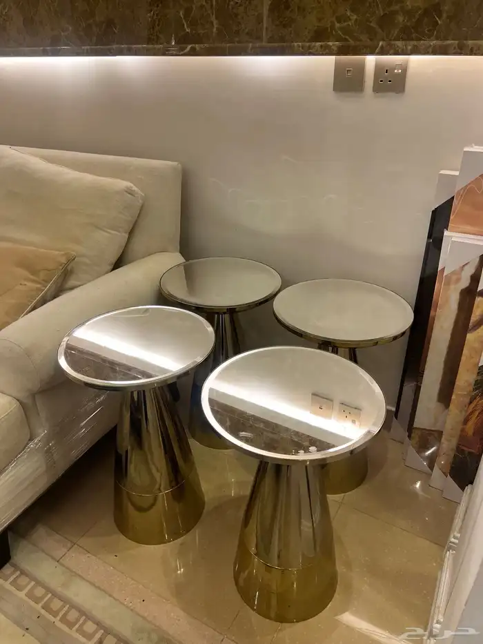 للبيع 4طاولات خدمة من ابيات 3