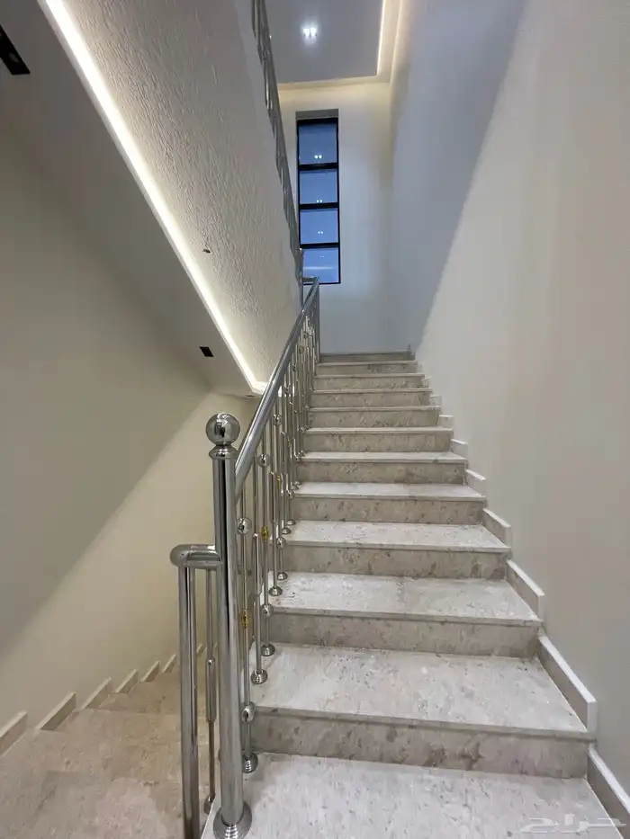 فيلا روف دور ثانى مع ملحق بدرج خارجى باالقرب من نادى ضمك 23