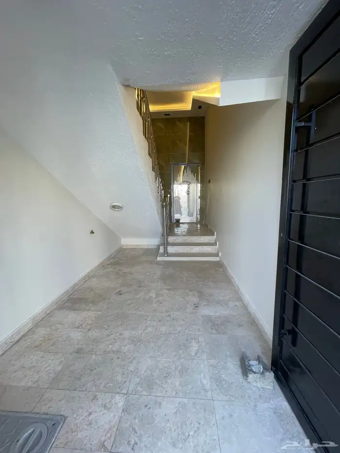 فيلا روف دور ثانى مع ملحق بدرج خارجى باالقرب من نادى ضمك 4