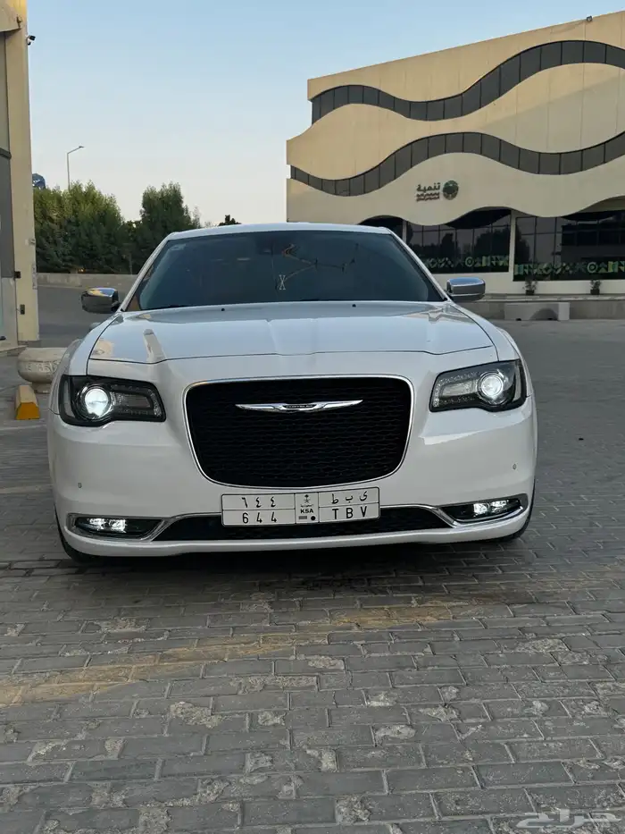 كرايسلر V8 2016 أبيض 4