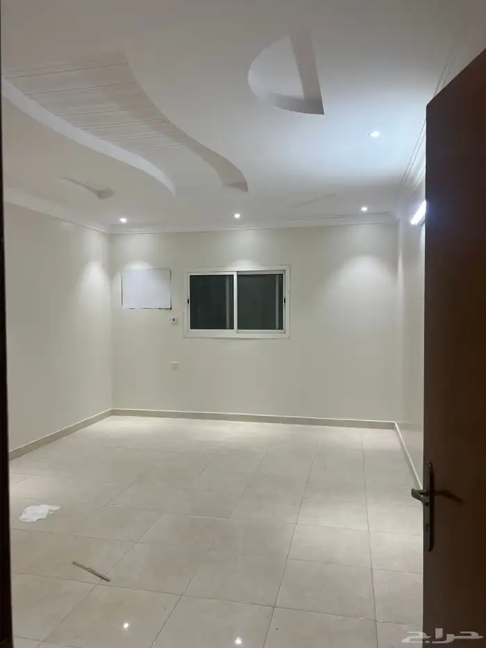 شقة 4 غرف وصالة مع سطح دور ثالث مدخلين حي السعادة 0