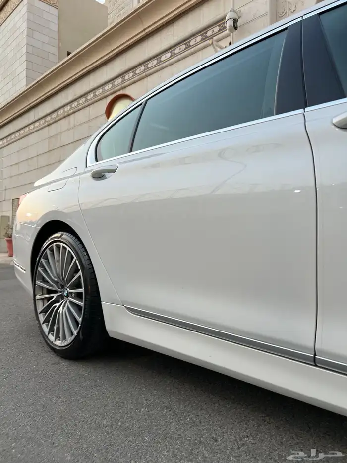 للبيع بي ام دبليو 2021 - 730 li بحالة الجديده 28