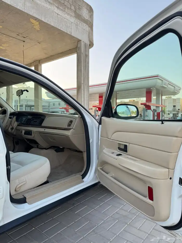 فورد كراون فكتوريا 13