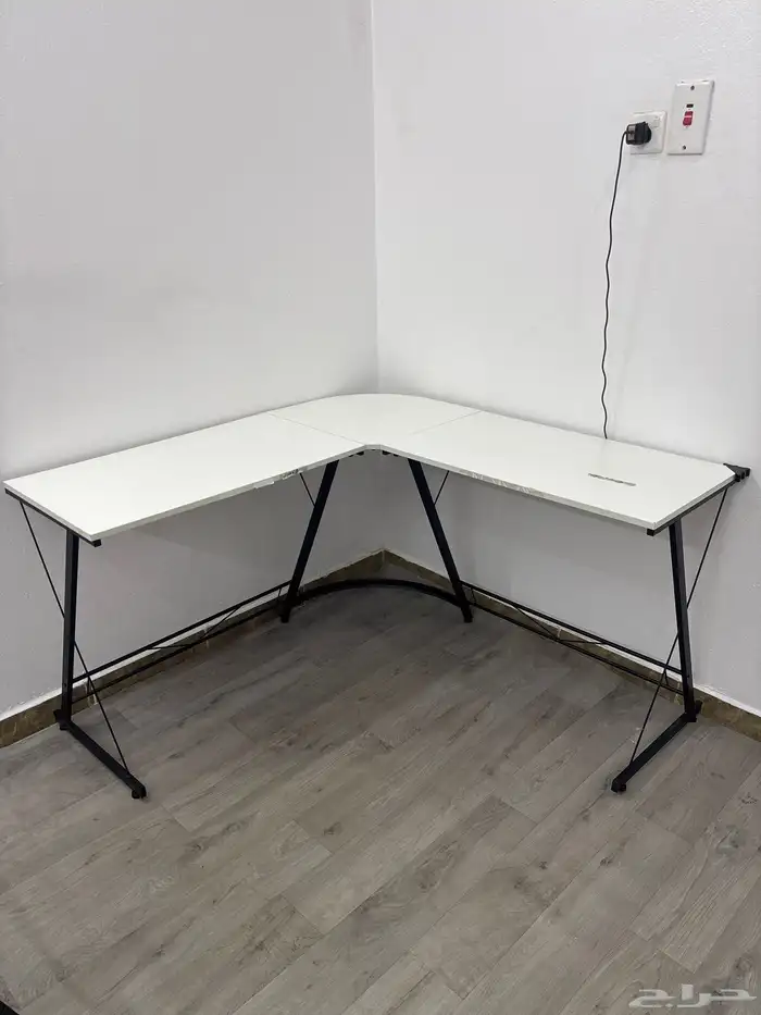 طاولة قيمنق للبيع   نظيفه ماتشتكي من شي   على السوم . 0