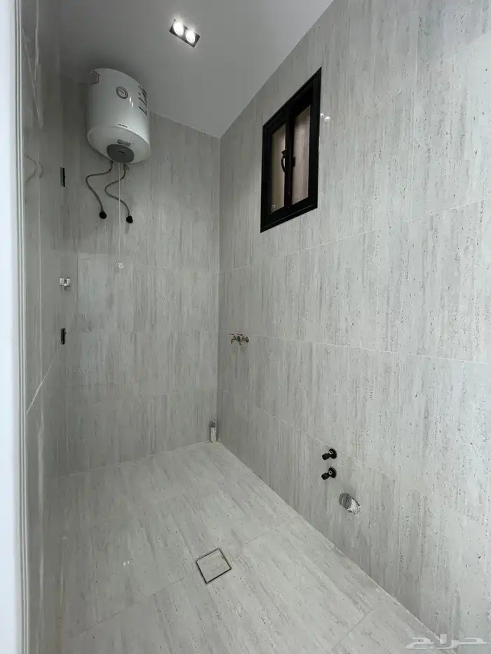 فيلا روف دور ثانى مع ملحق بدرج خارجى باالقرب من نادى ضمك 33