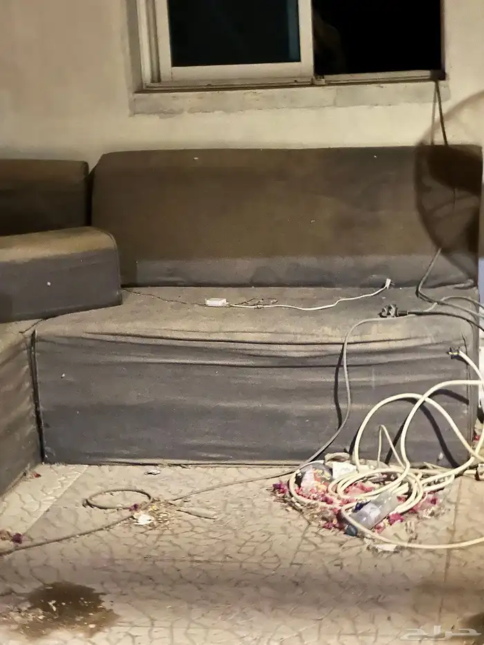 كنب وطاولة قديمه مجانا 0