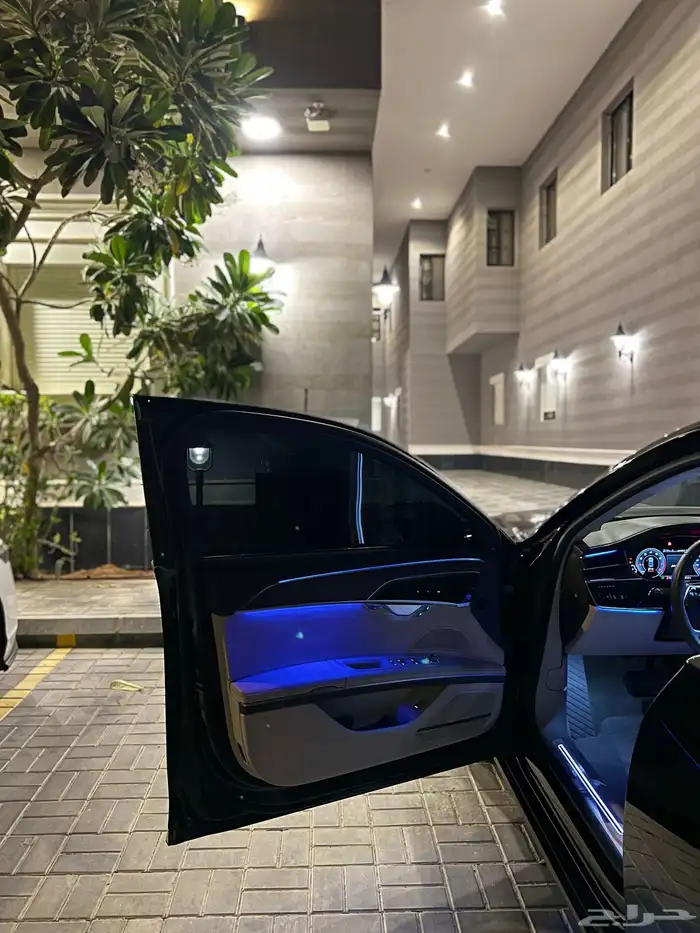 اودي A8L عداد قليل 2020 23