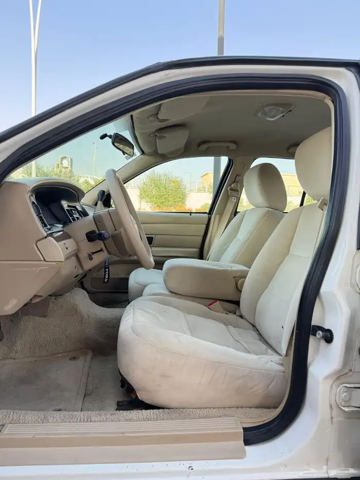 فورد كراون فكتوريا 23