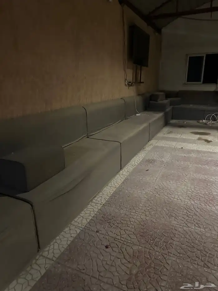 كنب وطاولة قديمه مجانا 4