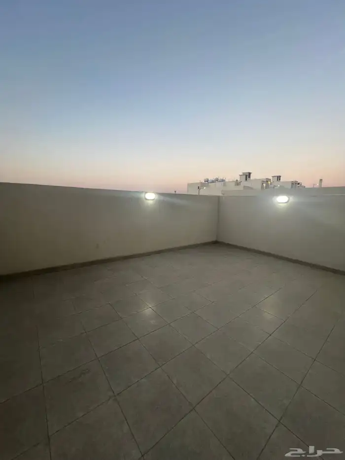 للبيع روف علوي فاخر موقع مميز شمال الخميس 16