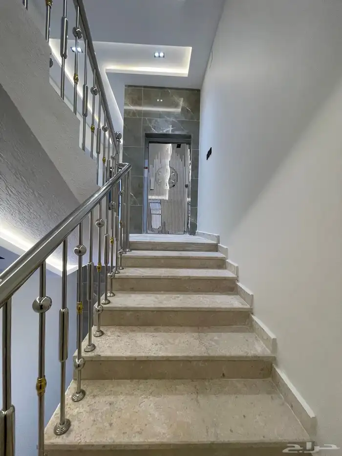 فيلا روف دور ثانى مع ملحق بدرج خارجى باالقرب من نادى ضمك 6