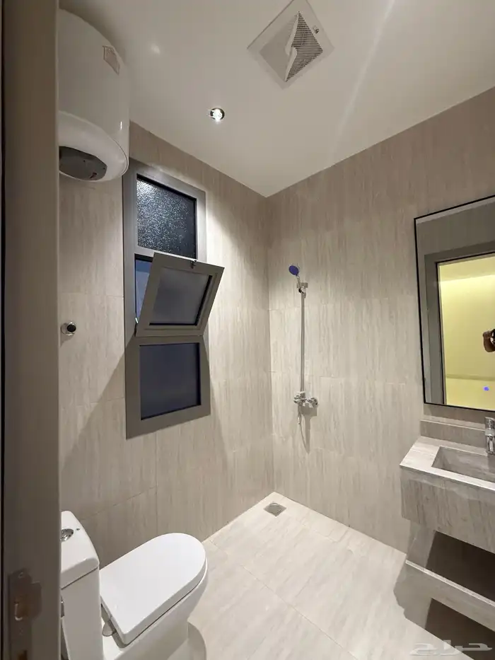 للبيع شقه ارضيه ببايكة سيارة ف حي المصيف مقابل نادي ضمك 20