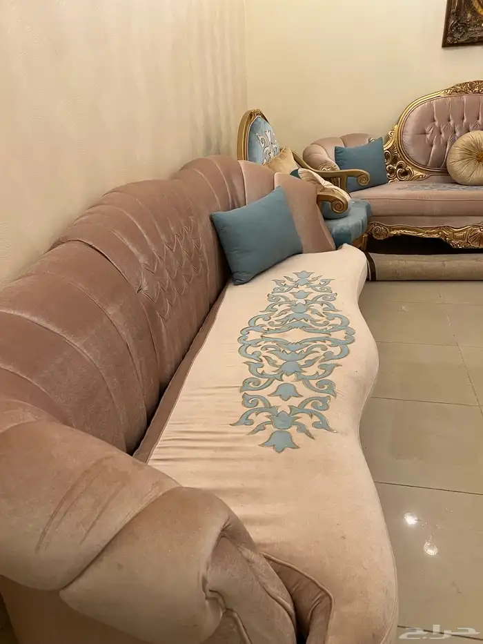 كنب للبيع نظيف وجميع مخادة معه 3