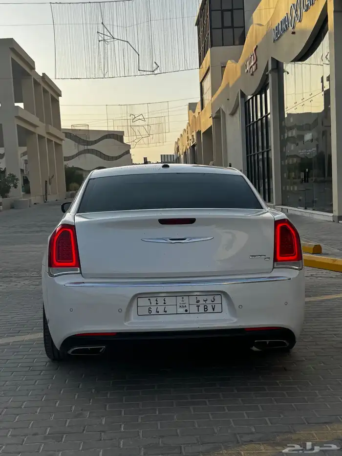 كرايسلر V8 2016 أبيض 11