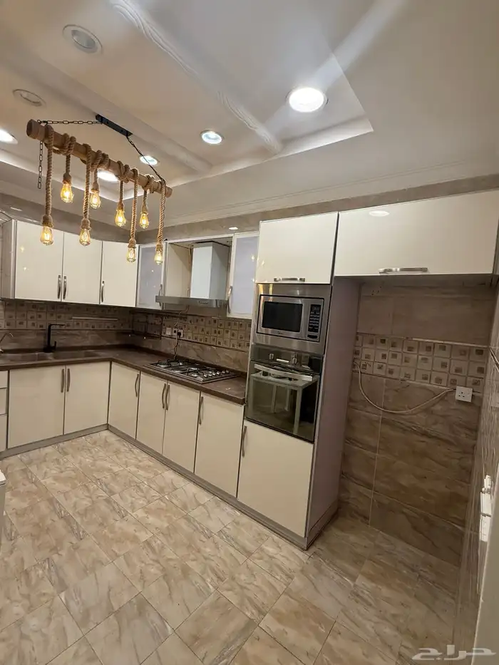 شقة لإيجار خمس غرف حي الصفا مكيفات راكبة 14