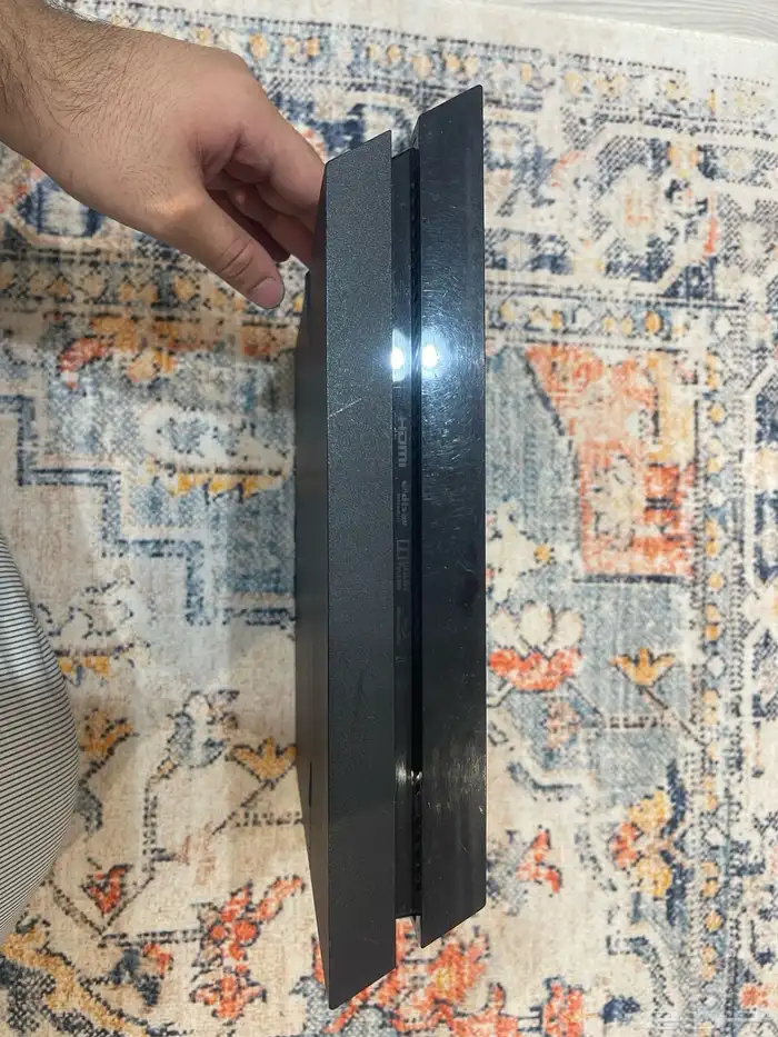 للبيع بلاستيشن 4 نظييف 2