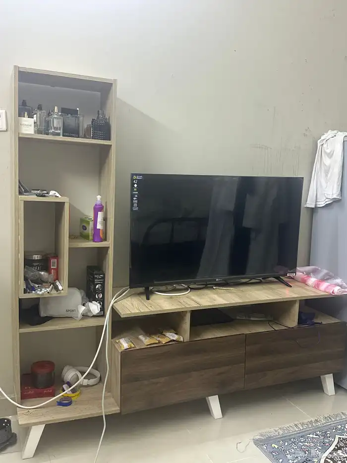 شاشة 42 بوصة وطاولة 0