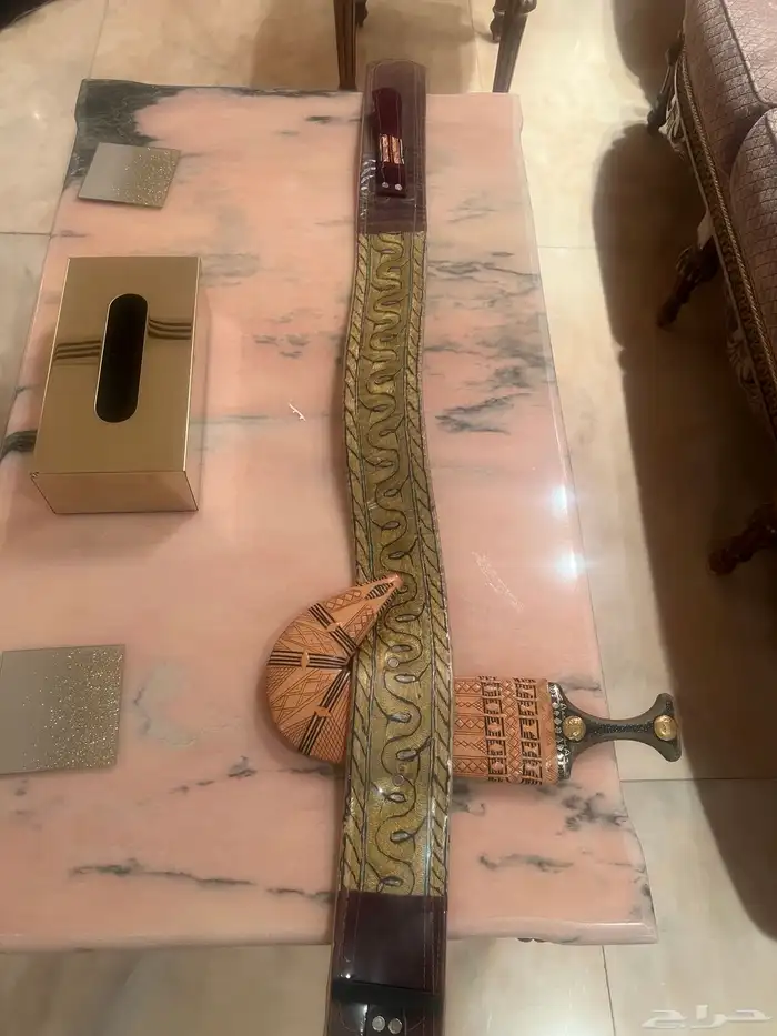 جنبية يمنية مع بيتها 3