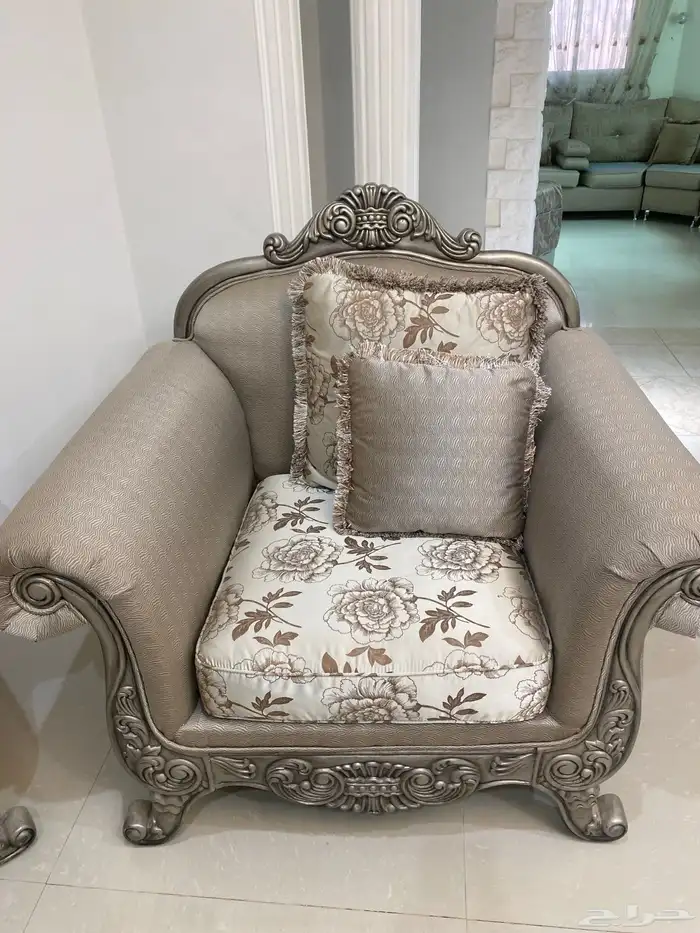 كنب رسمي بطابع كلاسيكي مودرن 6