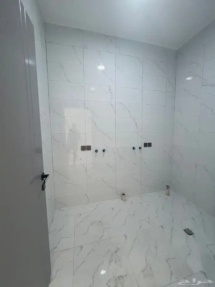 للبيع روف علوي فاخر موقع مميز شمال الخميس 14