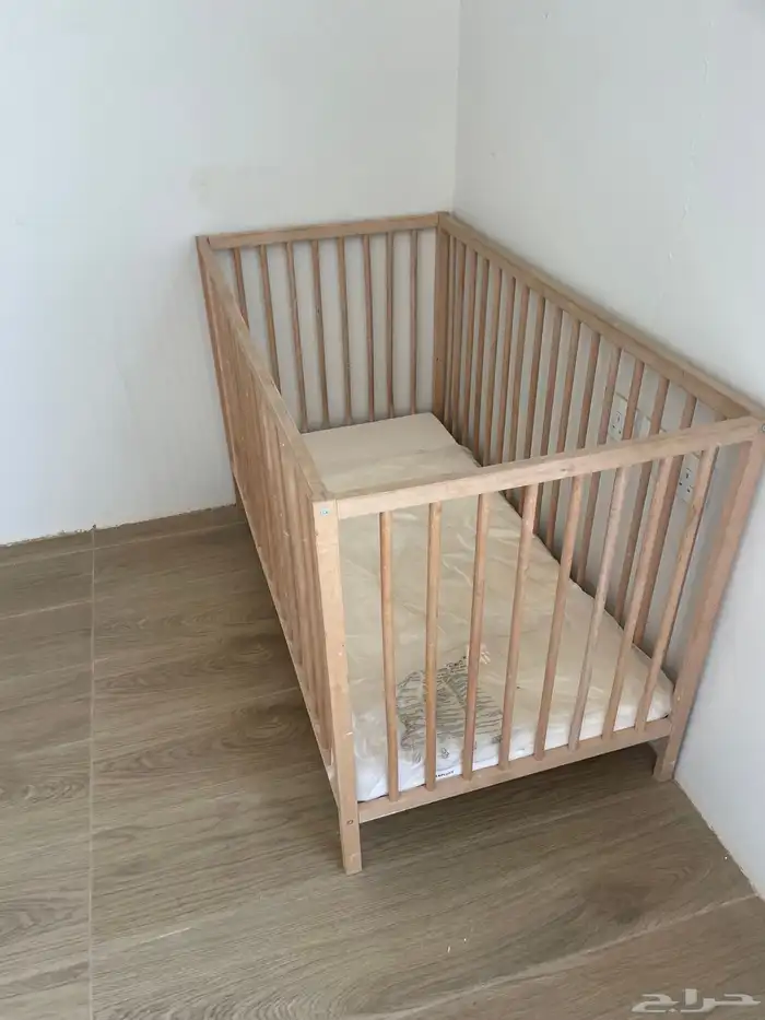 طابعه وسرير اطفال بحالة ممتازة 8