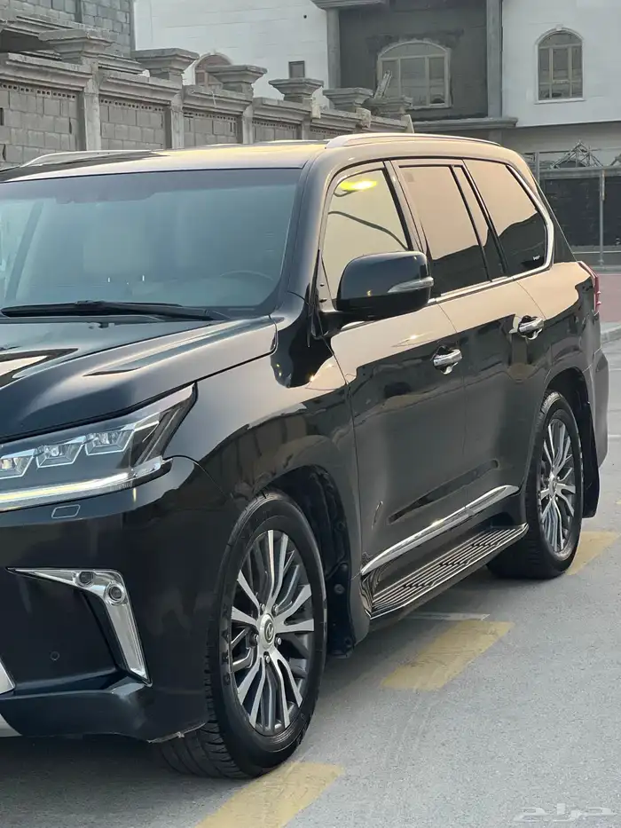 جيب لكزس اسود 2016 LX570 نادر و نظيف جدا  وممشى قليل 3