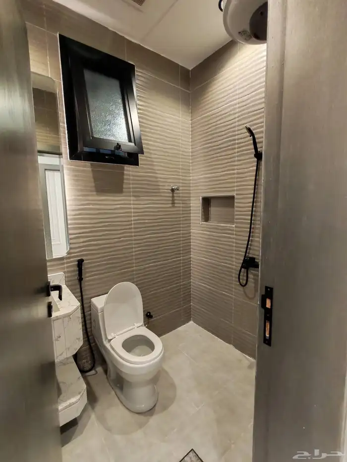 للبيع بحي الموسي شقق علويه بسطح خاص بسعر 550 الف وسط الخدمات 15