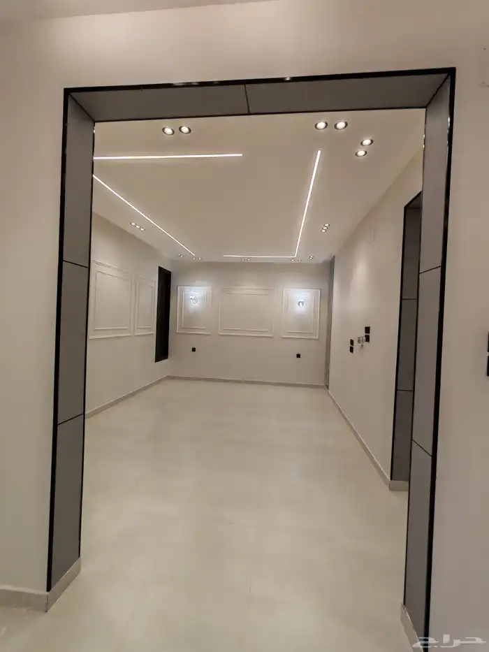 للبيع بحي الموسي شقق علويه بسطح خاص بسعر 550 الف وسط الخدمات 11