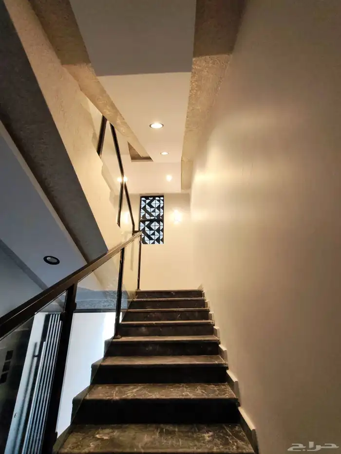 للبيع بحي الموسي شقق علويه بسطح خاص بسعر 550 الف وسط الخدمات 1