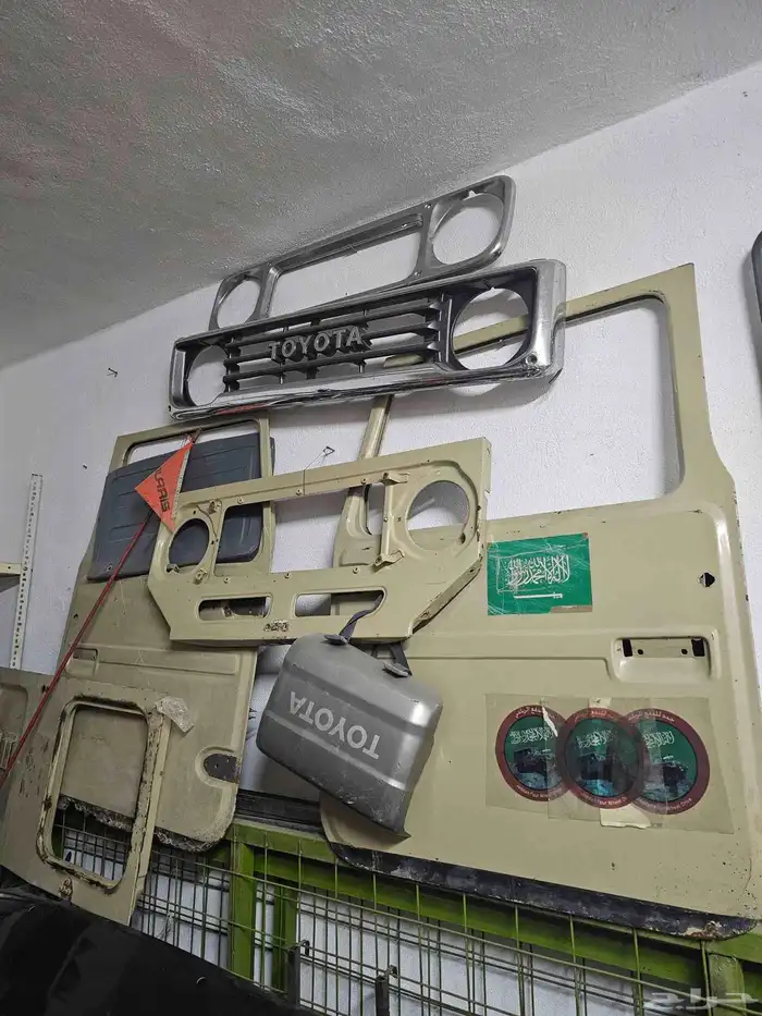 للبيع قطع غيار تويوتا لاند كروزر ربع 1