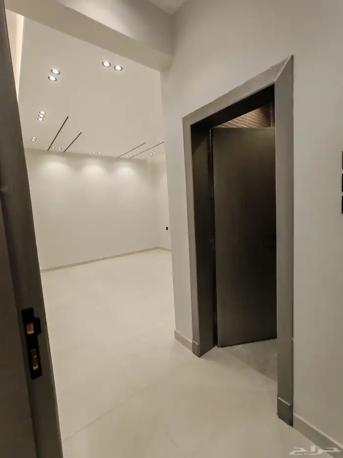 للبيع بحي الموسي شقق علويه بسطح خاص بسعر 550 الف وسط الخدمات 16