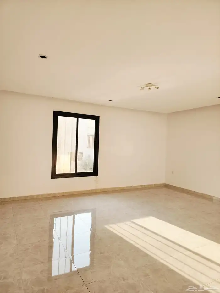 للايجار شقة في حي الزمرد بالقرب من طريق الملك سعود 0