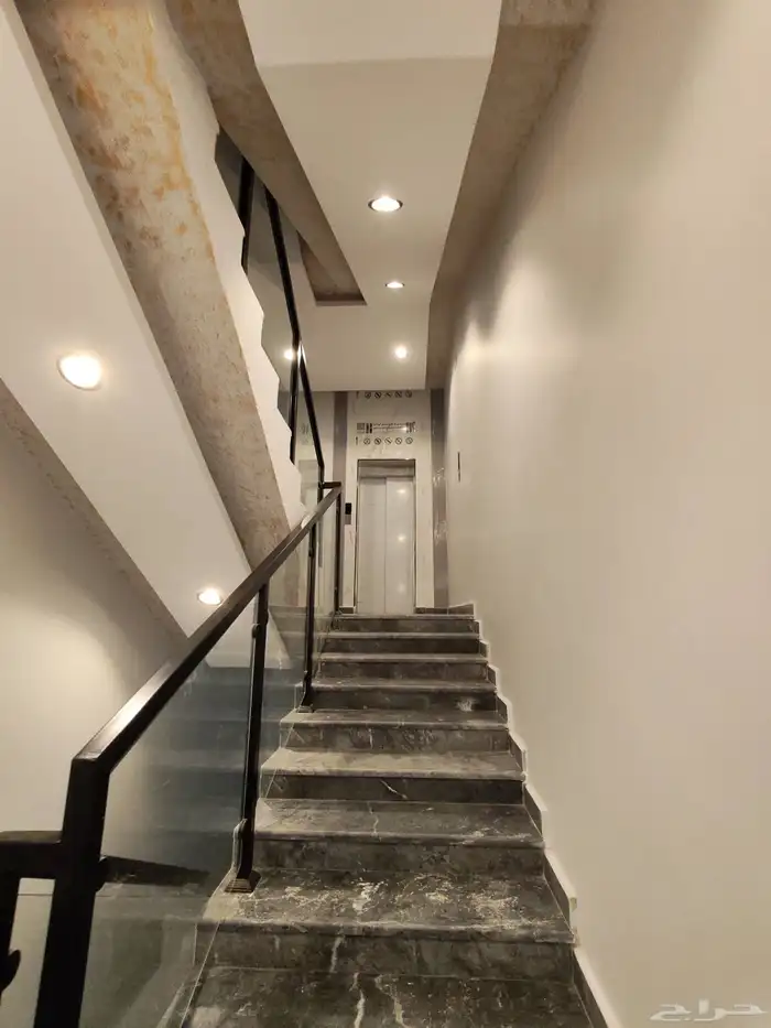 للبيع بحي الموسي شقق علويه بسطح خاص بسعر 550 الف وسط الخدمات 2